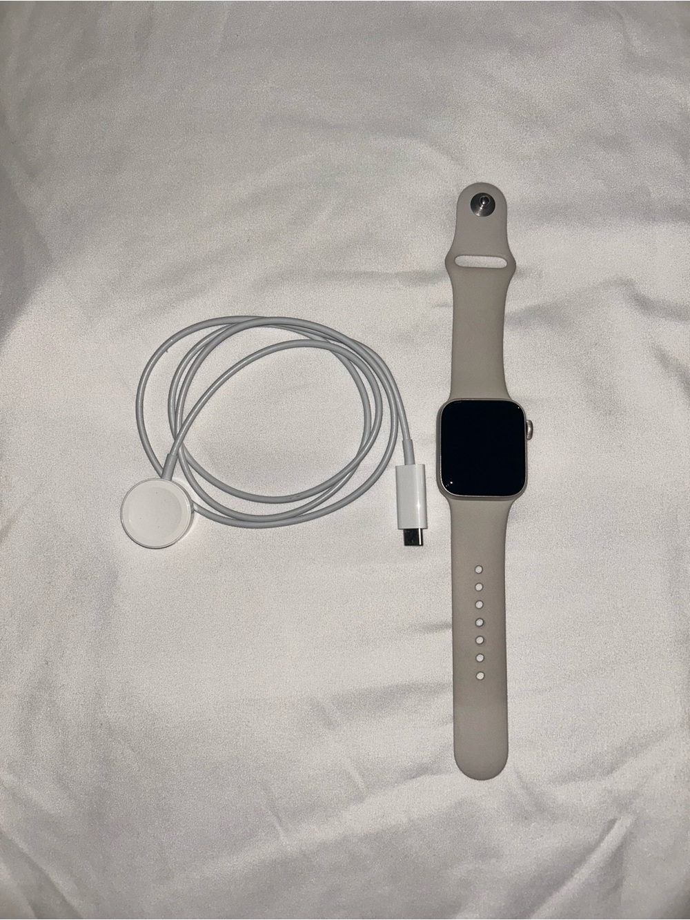 Apple Watch SE Second Gen 40mm in Cream Silicone with White Magnetic Charger